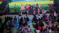 Jangan khawatir pertunjukan spesial ini sudah termasuk dalam harga tiket masuk kok. Jadi cukup dengan HTM Rp 325 ribu, kamu sudah bisa menyaksikan semua pertunjukan dan bermain wahana sepuasnya.