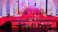 Seniman mementas show Time Travel, The World Of Imagination di Amphitheater Trans Studio Cibubur, Jawa Barat, Rabu (28/12/2022).