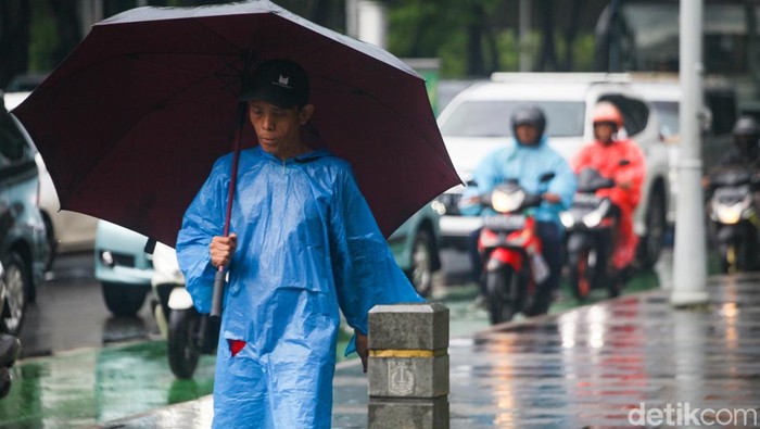 Awet, Jakarta Diguyur Hujan hingga Sore Hari Hujan mengguyur kawasan Jakarta sejak siang. Hujan terpantau masih mengguyur sampai sore ini.
Sejumlah kendaraan melintas di Jalan Sudirman, Jakarta, Rabu (28/12/2022) saat hujan pukul 15.00 WIB.