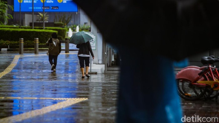 Hujan mengguyur kawasan Jakarta sejak siang. Hujan terpantau masih mengguyur sampai sore ini.
Sejumlah kendaraan melintas di Jalan Sudirman, Jakarta, Rabu (28/12/2022) saat hujan pukul 15.00 WIB.