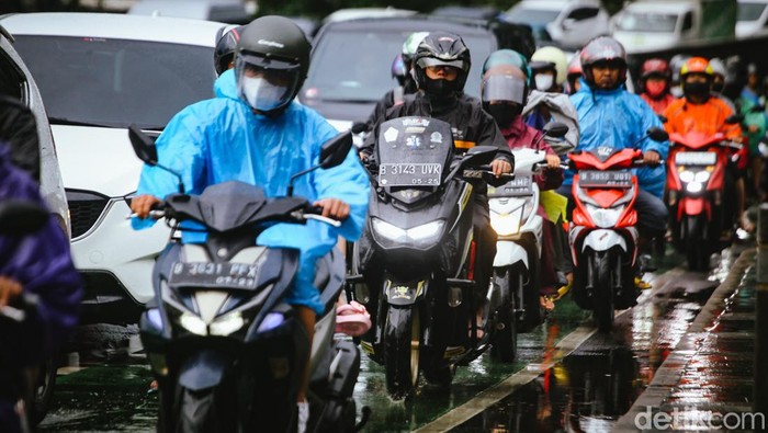 Hujan mengguyur kawasan Jakarta sejak siang. Hujan terpantau masih mengguyur sampai sore ini.
Sejumlah kendaraan melintas di Jalan Sudirman, Jakarta, Rabu (28/12/2022) saat hujan pukul 15.00 WIB.