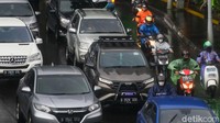 Sejumlah kendaraan melintas di Jalan Sudirman, Jakarta, Rabu (28/12/2022) saat hujan pukul 15.00 WIB.