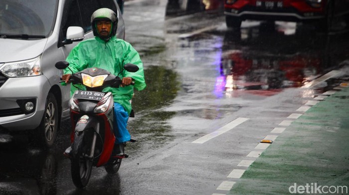 Hujan mengguyur kawasan Jakarta sejak siang. Hujan terpantau masih mengguyur sampai sore ini.
Sejumlah kendaraan melintas di Jalan Sudirman, Jakarta, Rabu (28/12/2022) saat hujan pukul 15.00 WIB.