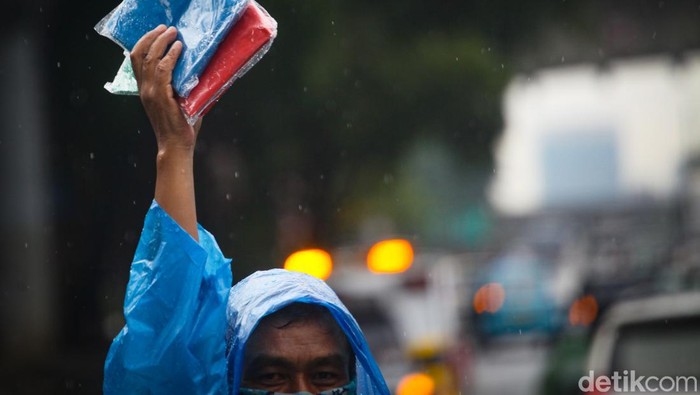 Awet, Jakarta Diguyur Hujan hingga Sore Hari Hujan mengguyur kawasan Jakarta sejak siang. Hujan terpantau masih mengguyur sampai sore ini.
Sejumlah kendaraan melintas di Jalan Sudirman, Jakarta, Rabu (28/12/2022) saat hujan pukul 15.00 WIB.