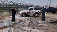 Badai es yang jarang terjadi di negaranya justru disambut dengan kegembiraan warga Kuwait.