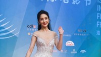 Tong Liya melambaikan tangannya saat fotografer dan paparazi menjepretnya. Foto: VCG via Getty Images/VCG