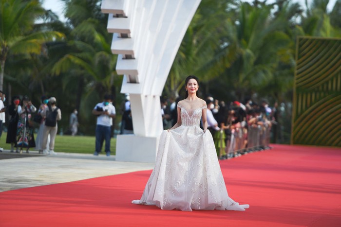Bak Putri Disney, Tong Liya Tampil Memukau di Hainan SANYA, CHINA - DECEMBER 24: Actress Tong Liya arrives at the closing ceremony of the fourth Hainan Island International Film Festival on December 24, 2022 in Sanya, Hainan Province of China. (Photo by VCG/VCG via Getty Images)