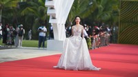 Dia tampil memukau dengan gaun panjang seperti Putri Disney. Foto: VCG via Getty Images/VCG