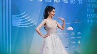 Tong Liya menikah lagi dengan Sheng Haixun yang merupakan wakil direktur departemen propaganda, Central Committee of the Chinese Communist Party. Suaminya termasuk pejabat tinggi di pemerintahan China. Foto: VCG via Getty Images/VCG