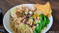Selain mie topping daging short plate, ada juga mie dengan topping ayam. Namanya Mielenial Komplit Ayam Truffle. Foto: detikcom