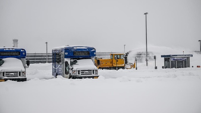 Bandara di Buffalo AS Tutup Gegara Tertimbun Badai Salju BUFFALO, NEW YORK - DECEMBER 27: Crews at Buffalo Niagara International Airport scramble to clear runways in Buffalo, New York, United States on December 27, 2022. (Photo by Fatih Aktas/Anadolu Agency via Getty Images)