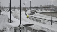 Salju menyelimuti sebagian besar Bandara Internasional Buffalo Niagara.  