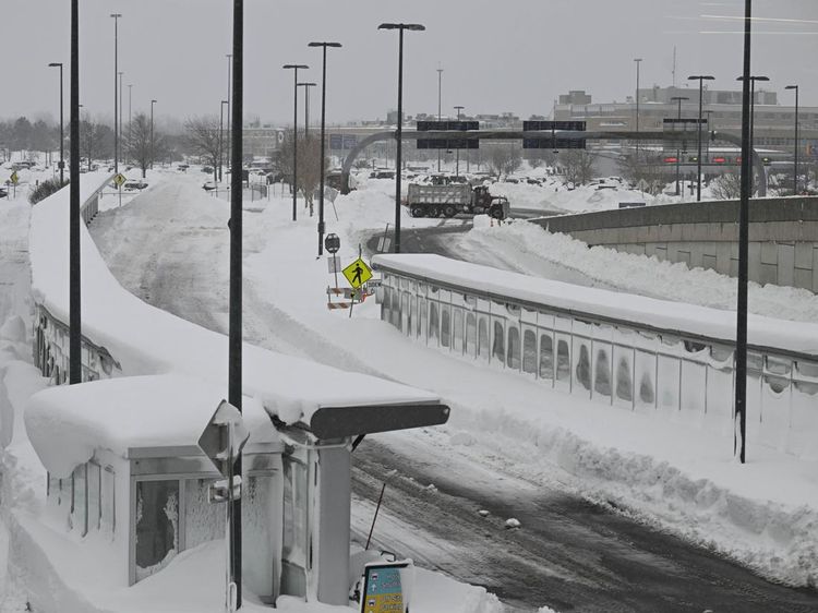 Bandara di Buffalo AS Tutup Gegara Tertimbun Salju