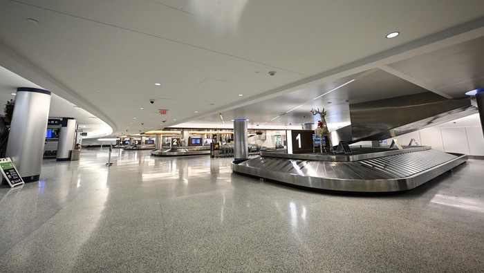 Bandara di Buffalo AS Tutup Gegara Tertimbun Badai Salju BUFFALO, NEW YORK - DECEMBER 27: Crews at Buffalo Niagara International Airport scramble to clear runways in Buffalo, New York, United States on December 27, 2022. (Photo by Fatih Aktas/Anadolu Agency via Getty Images)