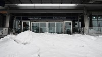 Penampakan salju menutupi bagian depan Bandara Internasional Buffalo Niagara, Buffalo, New York, Amerika Serikat, Selasa (27/12/2022).  