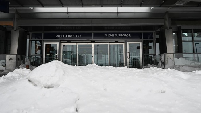 Bandara di Buffalo AS Tutup Gegara Tertimbun Badai Salju BUFFALO, NEW YORK - DECEMBER 27: Crews at Buffalo Niagara International Airport scramble to clear runways in Buffalo, New York, United States on December 27, 2022. (Photo by Fatih Aktas/Anadolu Agency via Getty Images)