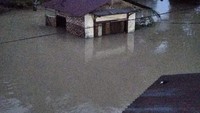 Rumah salah seorang warga terendam banjir. Ketinggian air terpantau hampir mencapai atap rumah. (Foto: Istimewa)