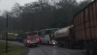 Kemacetan yang dipicu banjir di wilayah Aek Nabara. (Foto: Istimewa)