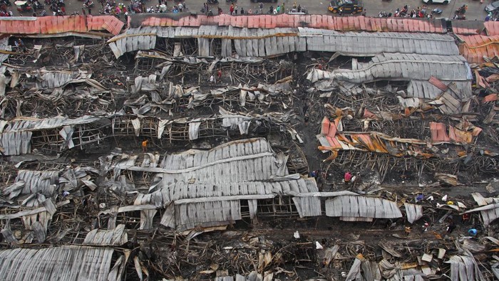 Sejumlah pedagang mengumpulkan puing-puing lapaknya yang hangus terbakar di Pasar Sentral Makassar, Sulawesi Selatan, Rabu (28/12/2022). Kebakaran yang terjadi pada Selasa (27/12/2022) malam tersebut menghanguskan 931 kios pedagang yang diperikiarakan kerugiannya mencapai miliaran rupiah dan hingga saat ini polisi masih menyelidiki penyebab kebakaran tersebut.