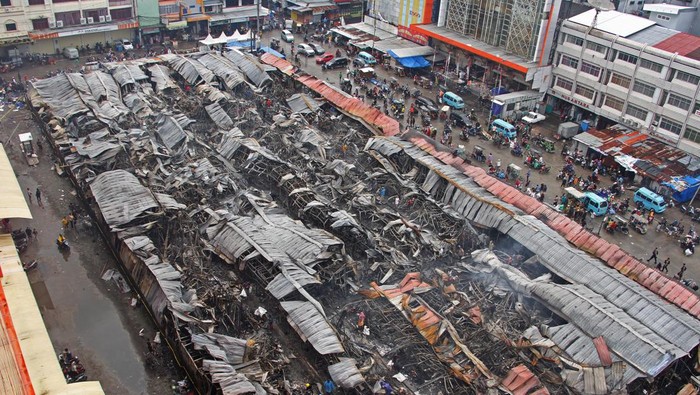 Begini Kondisi Kios Pedagang di Pasar Sentral Makassar Usai Terbakar Sejumlah pedagang mengumpulkan puing-puing lapaknya yang hangus terbakar di Pasar Sentral Makassar, Sulawesi Selatan, Rabu (28/12/2022). Kebakaran yang terjadi pada Selasa (27/12/2022) malam tersebut menghanguskan 931 kios pedagang yang diperikiarakan kerugiannya mencapai miliaran rupiah dan hingga saat ini polisi masih menyelidiki penyebab kebakaran tersebut.