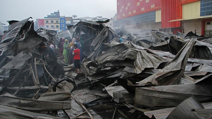 Begini Kondisi Kios Pedagang di Pasar Sentral Makassar Usai Terbakar Sejumlah pedagang mengumpulkan puing-puing lapaknya yang hangus terbakar di Pasar Sentral Makassar, Sulawesi Selatan, Rabu (28/12/2022). Kebakaran yang terjadi pada Selasa (27/12/2022) malam tersebut menghanguskan 931 kios pedagang yang diperikiarakan kerugiannya mencapai miliaran rupiah dan hingga saat ini polisi masih menyelidiki penyebab kebakaran tersebut.