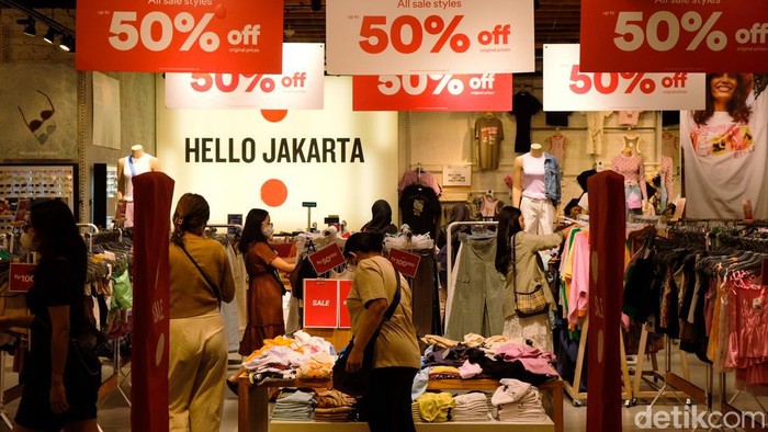 Sejumlah pengunjung melihat berbagai barang di salah satu pusat perbelanjaan di Jakarta Selatan, Rabu (28/12/2022).
