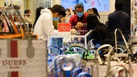 Pengunjung pun menyerbu pusat perbelanjaan di Jakarta.   