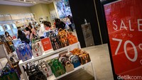 Sejumlah pusat perbelanjaan di Jakarta menawarkan diskon atau potongan harga barang hingga 70 persen pada akhir tahun 2022 untuk menarik minat konsumen.  