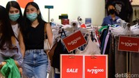 Banyak konsumen yang tertarik membeli barang yang tengah diskon.   