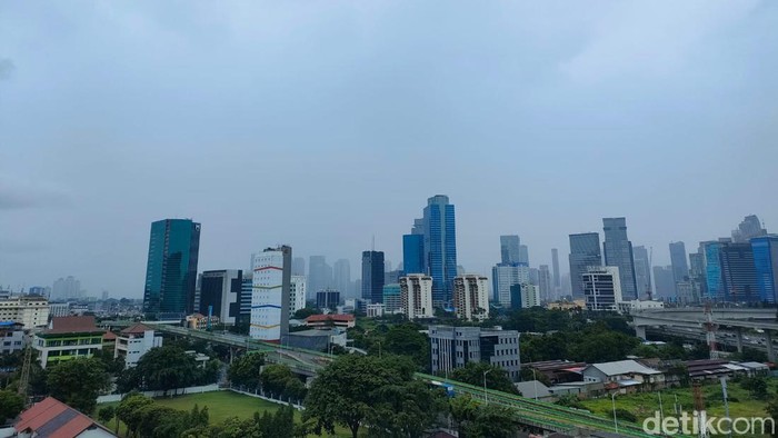 BMKG menyampaikan ada potensi cuaca ekstrem terjadi di sejumlah wilayah di Indonesia. Pada siang ini, langit Jakarta tampak sudah mulai turun hujan. (Dhani Irawan/detikcom)