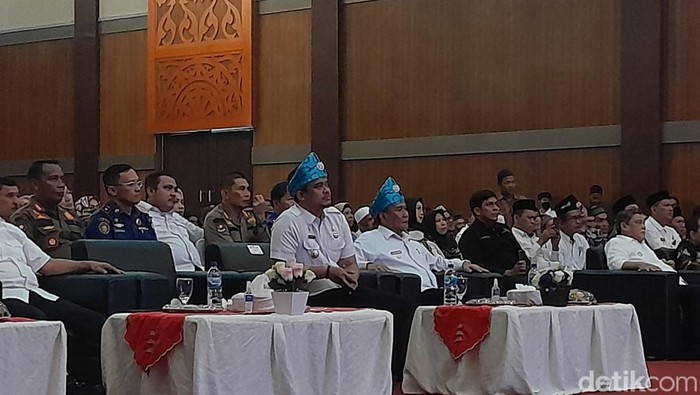 Bobby Nasution duduk bersebelahan dengan Ashari Tambunan (Nizar Aldi/detikSumut)