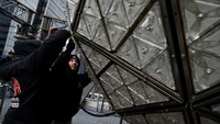 Pekerja memasang segitiga Waterford Crystal baru untuk dijadikan sebuah bola kristal raksasa di Time Square, New York City, Selasa (27/12/2022).