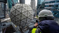 Bola kristal raksasa ini akan menghiasi Time Square pada malam tahun baru 2023.