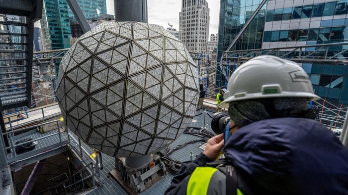 Bola Kristal Raksasa Dipasang di Time Square New York Jelang Malam Tahun Baru Suasana malam tahun baru di Time Square, New York ini akan terasa sedikit berbeda. Kehadiran bola kristal raksasa ini siap menghiasi kota tersebut.
