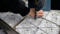 Total sebanyak 2.688 segitiga Waterford Crystal yang dibaut ke 672 modul LED untuk membentuk seperti bola kristal raksasa tersebut.