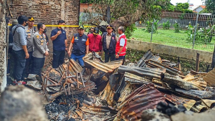 BPBD DKI ke lokasi kebakaran Pela Mampang, Jaksel