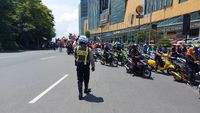 Bundaran Waru Arah Surabaya Macet Parah