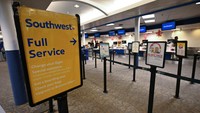 Kondisi itu menimbulkan kekacauan di bandara di seluruh AS. Salah satunya di Bandara Hollywood Burbank, California.