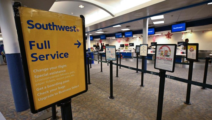 Carut-marut Bandara di AS Gegara Ribuan Penerbangan Dibatalkan A Southwest Airlines employee sorts through unclaimed luggage at Hollywood Burbank Airport in Burbank, California, on December 27, 2022. - More than 10,000 flights cancelled over the Christmas holiday, chaos at airports across America: Southwest Airlines found itself in the hot seat on December 27, 2022, as the airline behind the lion's share of the weather-linked travel mayhem. (Photo by Robyn BECK / AFP) (Photo by ROBYN BECK/AFP via Getty Images)