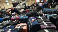 Seorang karyawan Southwest Airlines menyortir bagasi yang tidak diklaim di Bandara Hollywood Burbank di Burbank, California, pada 27 Desember 2022.