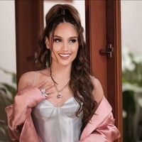 Cinta Laura juga memadukan korset dengan setelan blazer dan jas pink saat jadi bintang tamu dalam talkshow Kick Andy yang dipadu Andy F. Noya. Foto: Instagram/@claurakiehl