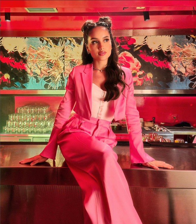 Aktris dan penyanyi ini sering kali bereksperiman gaya dengan busana maupun tata rambutnya.  Foto: Instagram/@claurakiehl