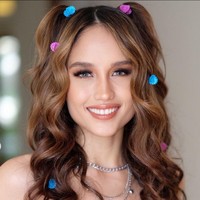 Cinta Laura senang menampilkan gaya nyentrik ketika tampil di panggung maupun diundang ke acara Podcast dan bincang-bincang. Foto: Instagram/@claurakiehl