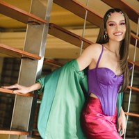 Cinta Laura tak ragu bermain tabrak warna dengan memadukan palet cerah dalam satu busana. Misalnya saja atasan ungu dengan celana fuchsia dan blazer hijau. Foto: Instagram/@claurakiehl