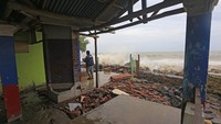 Warga melihat bangunan rumah makan yang rusak akibat diterjang ombak dan banjir rob di Desa Eretan Kulon, Kandanghaur, Indramayu, Jawa Barat, Senin (26/12/2022). Banjir rob yang disertai gelombang tinggi menyebabkan beberapa bangunan di sekitar pantai tersebut mengalami kerusakan. ANTARA FOTO/Dedhez Anggara  