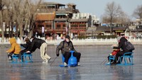 Gelombang dingin melanda sebagian wilayah di China. Gelombang dingin ditandai dengan hujan salju lebat dan suhu beku. Cuaca dingin pun membekukan danau-danau di China. Salah satunya Danau Shincha.
