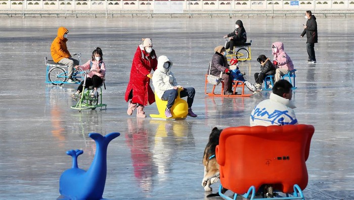 Danau Beku di China Jadi Tempat Wisata Dadakan BEIJING, CHINA - DECEMBER 27: People enjoy ice-skating on the frozen Shicha Lake on December 27, 2022 in Beijing, China. (Photo by VCG/VCG via Getty Images)