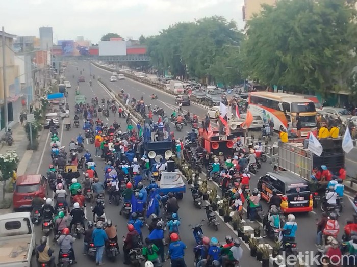 demo  Aliansi Buruh Sidoarjo Bersatu di surabaya