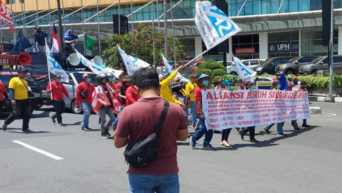 demo buruh menuju Surabaya