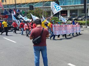 Ratusan Buruh Masuk Kota Surabaya Macetkan Bundaran Waru